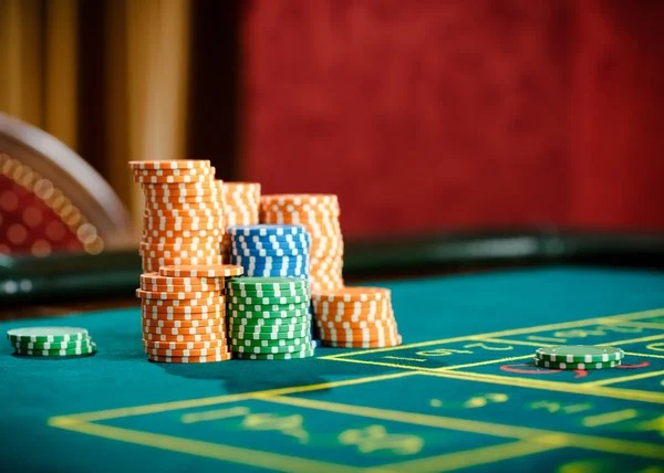 Live Casino Hold'em dealer table on warteg4d showing hole cards and community board